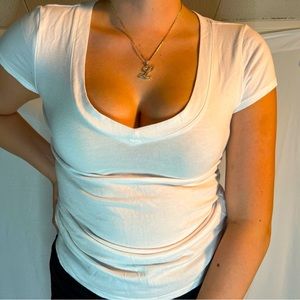 BASIC WHITE VNECK